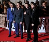 组图：北极猴子乐队西装革履 帅气逼人登红毯