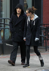 组图：曝吸血鬼保罗与狼女演员热恋 牵手被拍