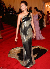 高清组图：妮娜-杜波夫性感露背鱼尾礼服亮相