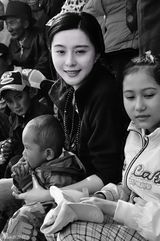 高清图：范冰冰现身阿里探望儿童 素颜动人清纯