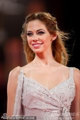 组图：安娜蕾-提普顿闪耀红毯 裸色纱裙飘逸轻盈