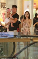 组图：李小璐素颜携女逛街 贾乃亮相伴左右