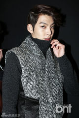 组图：韩星金宇彬郑京浩等献华丽T台秀