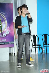 组图：关诗敏孙自佑担纲金钟开场 练舞不敌小孩