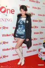 组图：陈嘉桓复工走秀强颜欢笑担心师傅被追杀