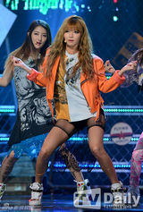 组图：SHINee复古亮相《冠军秀》4minute潮味足