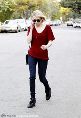 组图：艾玛-罗伯茨露肩装性感抢镜 大方秀钻戒