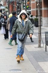 组图：Lady Gaga街头拍片衣着单薄 秀豪乳引人注目