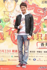 组图：李康宜拜神求票房 爱情长跑结婚顺其自然