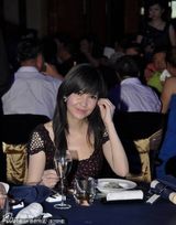 组图：周慧敏私人晚宴优雅现身 注重形象毫无架子