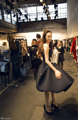 组图：吴佩慈受邀试穿时尚大牌 笑容甜美