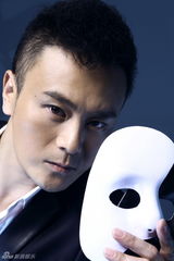 组图：李解最新写真玩假面 展现熟男沉郁魅力