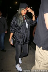 组图：蕾哈娜黑衣酷装亮相 用手遮脸红唇抢镜