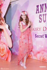 组图：周杰伦女友昆凌靓丽代言 为违规停车道歉