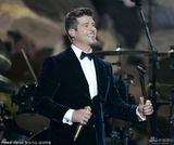 组图：罗宾-西克格莱美金曲连唱 兴奋起舞