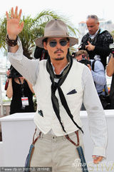 高清组图：德普宣传《海盗4》 佩内洛普紧身裙性感