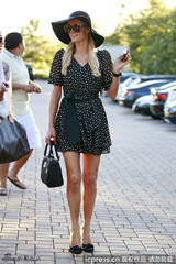 组图：帕里斯-希尔顿潮店扫货毫不惜金