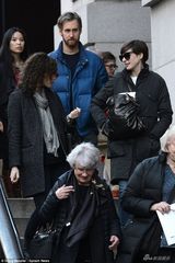 组图：安妮-海瑟薇与老公咖啡馆激吻羡煞旁人