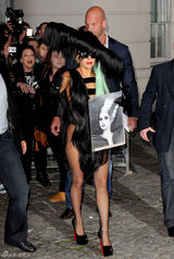 组图：Gaga伦敦二手店购物 绷带皮草装真空上阵