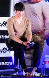 组图：韩片《车刑警》首映演唱会ULALASESSION捧场