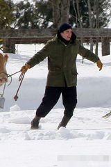 组图：帕丁森雪地拍新戏 穿棉袄变身“放牛娃”