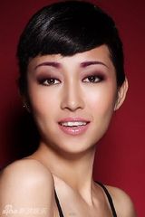 组图：央吉玛搞怪生活照曝光 点朱砂另类妆容