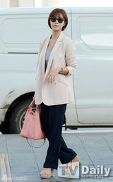 组图：韩星黄静茵粉西装搭黑超帅气现身机场