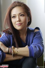 组图：卫兰努力学中文 获陈小春赞歌艺