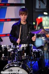 组图：贾斯汀-比伯亮相音乐节目 小正太玩架子鼓