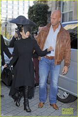 组图：Gaga夸张三角帽遮视线 当街撩裙秀美腿