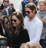 组图：皮特茱莉传婚讯后首露面 携女出游否认传闻