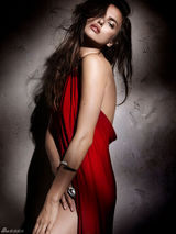 组图：C罗女友伊莉娜-莎伊克红衣出镜妩媚多姿