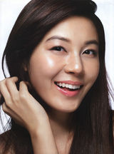 高清组图：金荷娜杂志照气质动人 肌肤吹弹可破