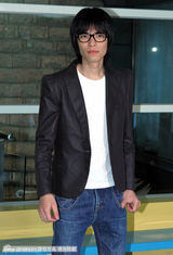 组图：蔡依林7项绝技平安夜开唱 大劈腿撼小巨蛋