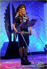 组图：麦当娜助阵同志颁奖礼 小帽红唇俏皮扮嫩