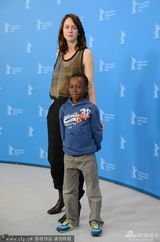 组图：《嫌犯莱拉》发布 导演皮亚中性装亮相