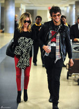 组图：阿什丽-提斯代尔和男友现身机场红裤抢眼