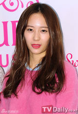 组图：f(x)成员雪莉水晶粉嫩亮相化妆品活动