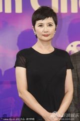 组图：隋棠亮相釜山秀性感 张榕容露背裙争艳