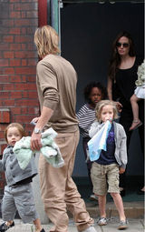 组图：朱莉单手抱女展辣妈本色 皮特休闲装帅气