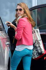 组图：杰西卡-阿尔芭街拍LOOK 撞色搭配抢眼