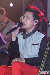 组图：张信哲睽违七年台北开唱 邀萧煌奇尬美声