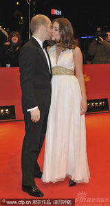 幻灯：《一个好人》首映人多势众 男女星热吻抢镜