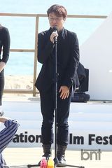 组图：李准河正宇出席釜山电影节舞台问候活动