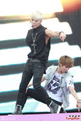 组图：香港巨蛋音乐节f(x)领衔冒台风献歌舞