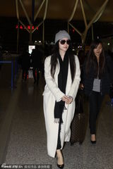 组图：范冰冰夜赴巴黎 白大衣配黑超潮范儿足