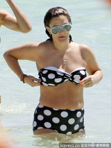 组图：迪亚兹平胸见狗仔快闪 巴里摩尔晒肥肚腩