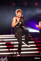 组图：吴克群个唱湿身秀腹肌 和女模互摸掀高潮