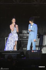 组图：方大同台北小巨蛋开唱 绯闻女友薛凯琪助阵