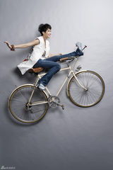 组图：戴佩妮挑战高难度拍照 险脊椎侧弯